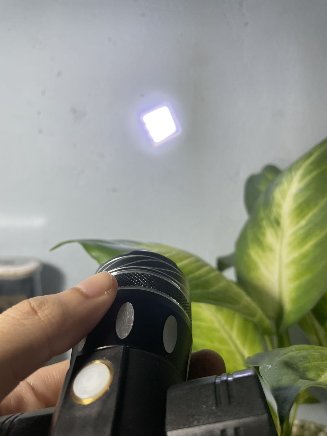 Đèn trước ok.
Đèn sau mở không lên, đem đi sạc sáng đèn nguồn, xong vẫn mở không lên.