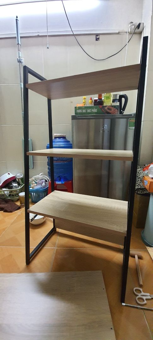 Sau khi đóng hết các thanh gỗ của kệ thì phát hiện tấm cuối cùng đóng sai lỗ. Shop vui lòng gửi lại tấm  cuối cùng nhé. Chứ mới đóng xong cái kê, bắt vít đau hết cả tay mà bắt gỡ ra rồi gửi lại thì bó tay lun Sau khi đóng hết các thanh gỗ của kệ thì phát hiện tấm cuối cùng đóng sai lỗ. Shop vui lòng gửi lại tấm  cuối cùng nhé. Chứ mới đóng xong cái kê, bắt vít đau hết cả tay mà bắt gỡ ra rồi gửi lại thì bó tay lun