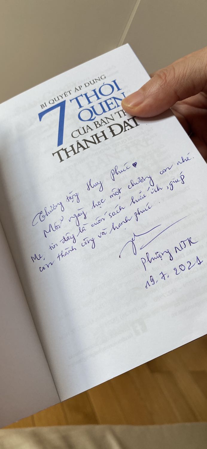 Sách bị rách, móp, nhăn, cũ, tôi tính mua làm quà nhưng chất lượng như vậy khiến tôi rất thất vọng.
Tôi đã lỡ ghi đề tặng cho cả 2 quyển sách, nhưng khi kiểm tra kỹ tôi mới thấy quá nhiều lỗi như hình và tôi không thể mang tặng quyển sách kém chất lượng như vậy để ảnh hưởng uy tín của mình.
Tôi mong Tiki sẽ có chính sách kiểm soát chất lượng đối với sách được bán ra để đảm bảo sự hài lòng của khách hàng. 
Xin cám ơn.
Tạ Minh Hà