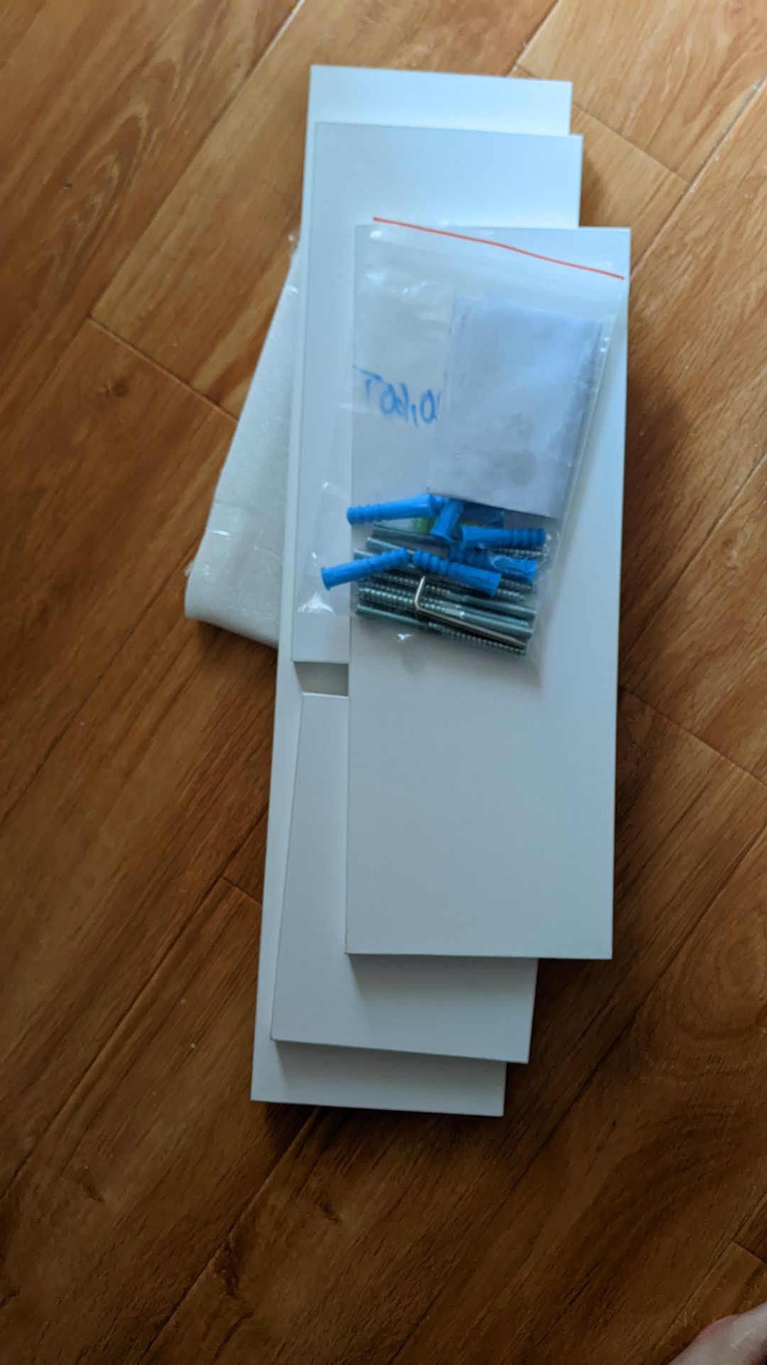 sản phẩm đẹp, giao hàng nhanh, đầy đủ phụ kiện. Tiếc là mình quên chọn màu :(