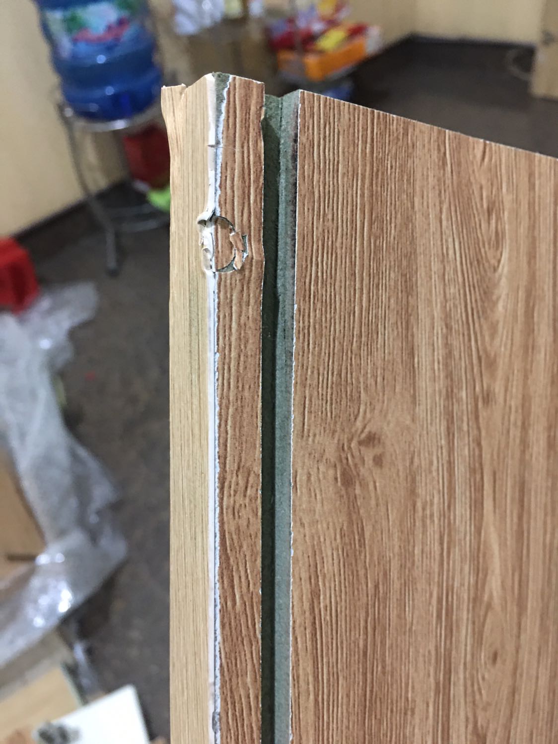 Hàng bị vỡ nứt nhiều. Nhưng mảnh bé bên trong cũng bị nứt, sẽ k bh mua lại nữa