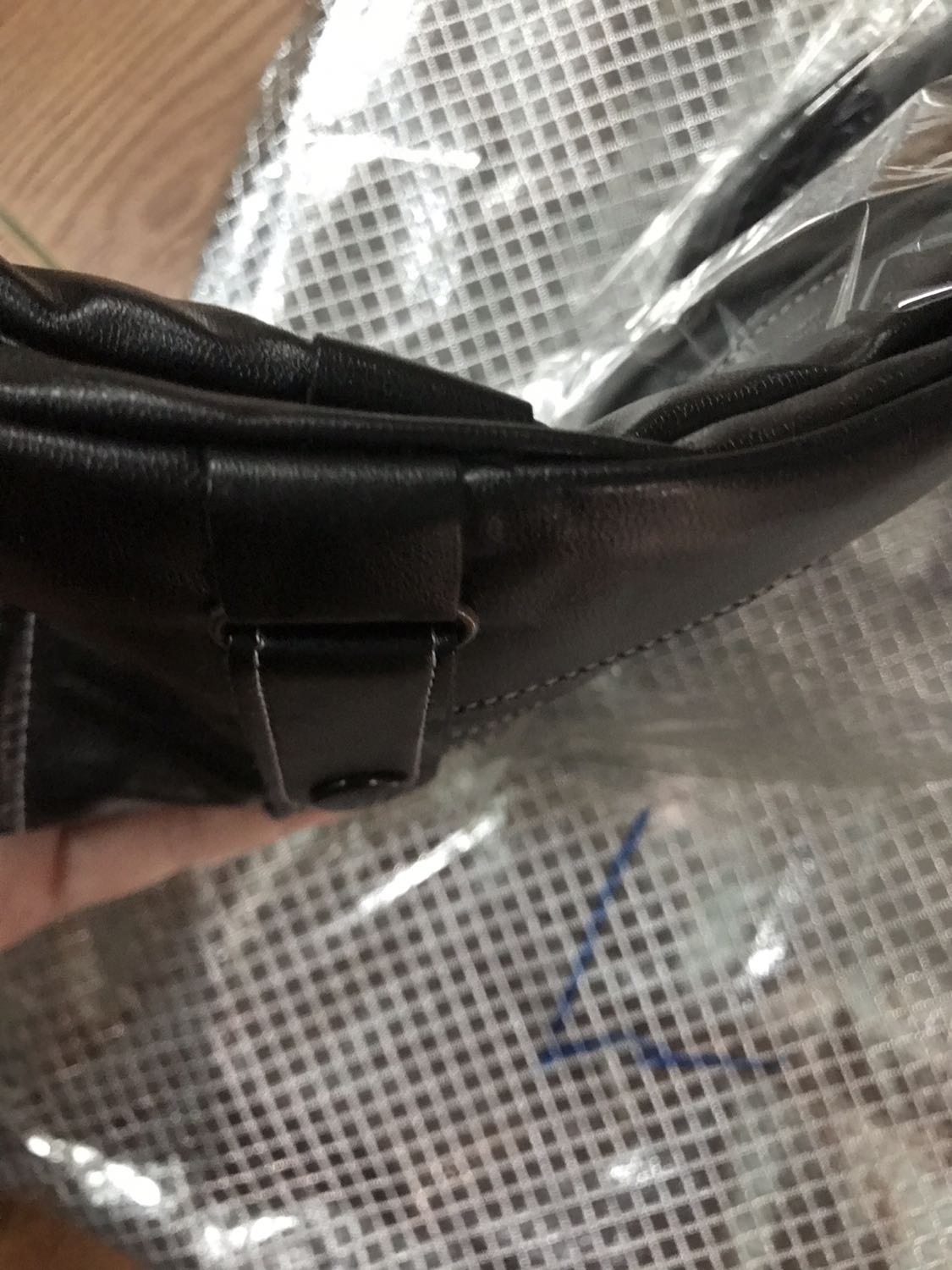 Mềm mại, da mềm và rất đẹp, bên ngoài mềm cảm ứng tốt. Bên trong lót nỉ lông rất mềm mại. Chất lượng rất tốt, mẫu mã đẹp, đường may khéo léo và chắc chắn, rất tuyệt vời sản phẩm đáng tiền, năm sao cho chất lượng sản phẩm, đóng gói chắc chắn giao hàng nhanh. Tôi luôn hài lòng về tiki, tuyệt vời