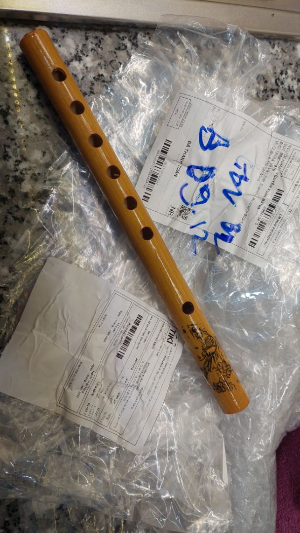 Tôi mua giá nhạc và nhận được cây sao. Sau đó shop nhắn tin nhờ mua cây sao. Tôi không đồng ý. Nhờ app can thiệp để tôi lấy được đúng thứ tôi mua.