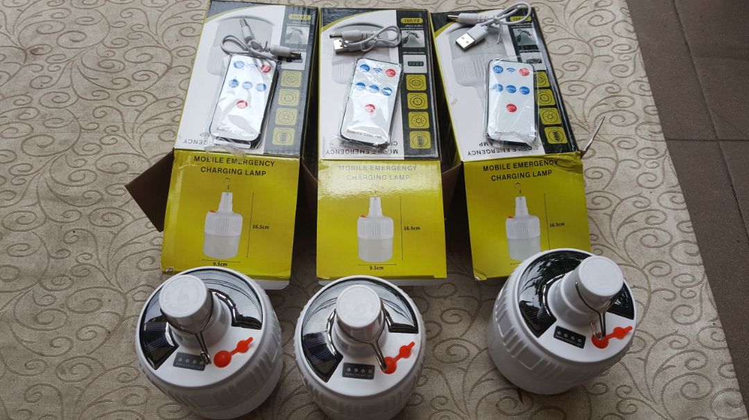 Tôi rất thất vọng về sản phẩm, không đúng mô tả như quảng cáo (ảnh như trên hình), không có cục sạc như hình quảng cáo, kích thước không đúng, số led trong bóng là 24 (quảng cáo là 42 led), đèn không còn điện, phải sạc bằng nguồn điện qua cục sạc điện riêng, một bóng không nhận sạc bằng ánh sáng do lỗi bị rời mối hàn từ tấm pin quang năng, sau khi sạc đầy 3 bóng, thắp sáng ở mức cao chỉ 1 giờ là tối mờ luôn.
  Do quy trình đổi trả quá phức tạp nên thôi không đổi trả, tóm lại các bạn cân nhắc kỹ lưỡng trước khi mua.
  Shop quá phóng đại về sản phẩm này.