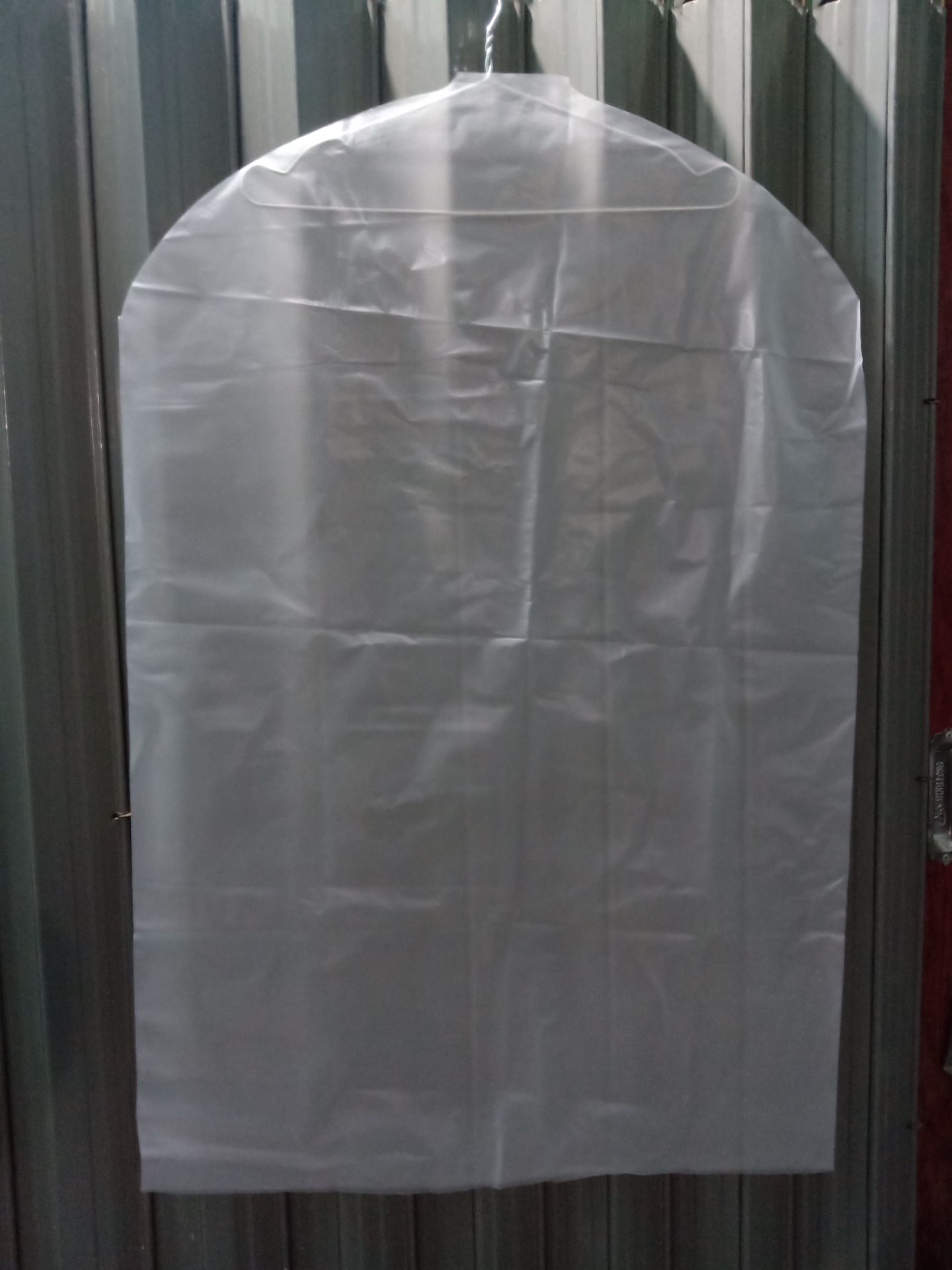 có tin được đây là sản phẩm em được đăng bán hay không chứ. hoàn toàn không giống một chút nào hết không khóa kéo, không may viền, chất liệu như nilon. trước giờ mình mua hàng của tiki rất ok. những k hiểu sao lần này lại như vậy. nếu tiki có giao nhằm thì mong hãy giao lại cho mình đúng sản phẩm đc đăng bán. con k phải thì mong rằng
 tiki hãy xem xét lại chuyện bán hàng của mình đi. bán phải  cho đúng sản phẩm k thì mất lòng tin của người tiêu dùng. thật sự rất thất vọng