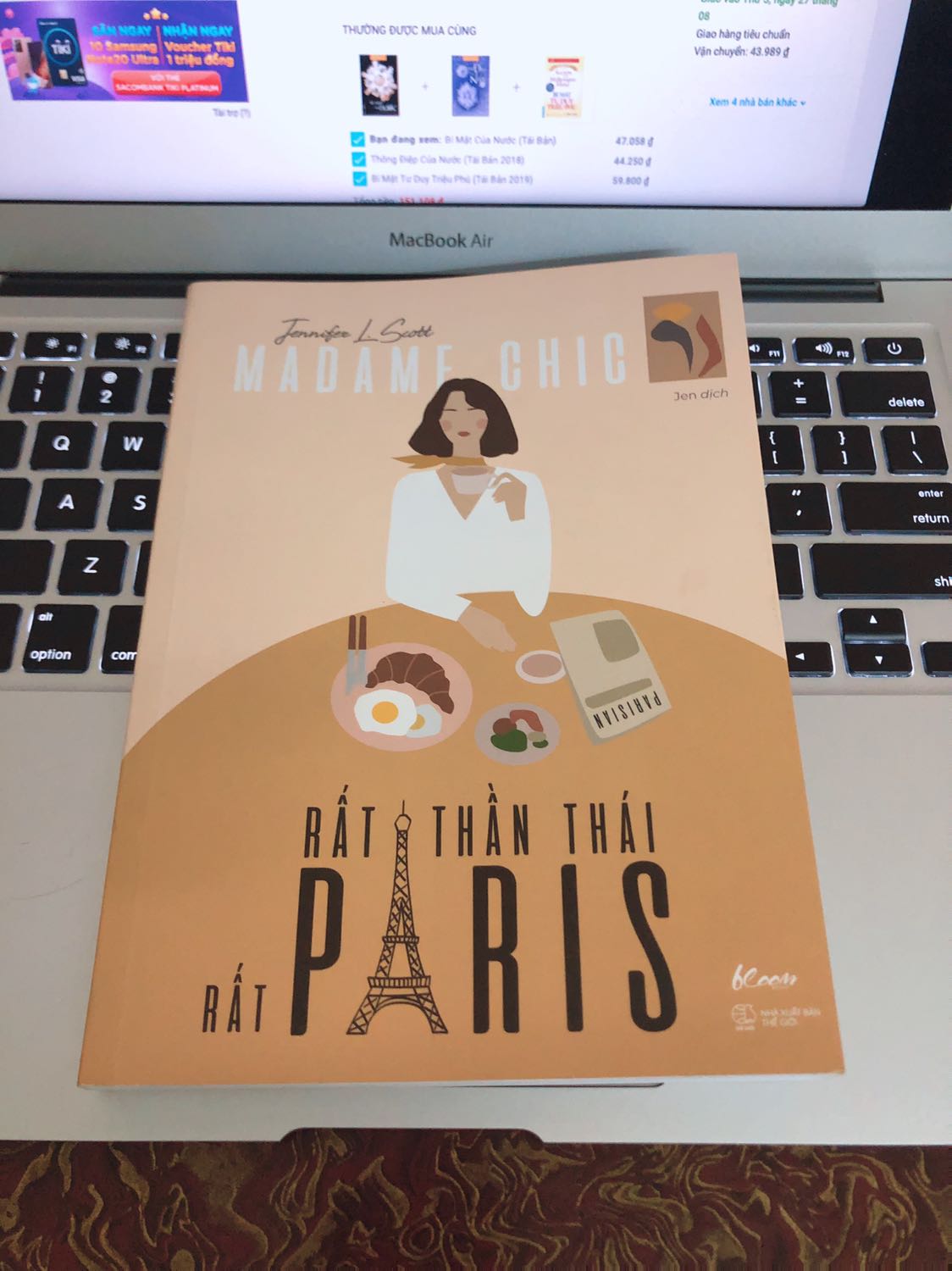 Nội dung sách nói về phong cách từ ăn mặc bên ngoài cho đến bên trong tâm hồn của người phụ nữ Paris thông qua madam Chic. Những nguyên tắc phối đồ và những đồ dùng cần thiết cho phụ nữ mà vẫn tiết kiệm. Bên cạnh đó những suy nghĩ, hành động trong các hoàn cảnh cũng thể hiện thần thái trong con người.