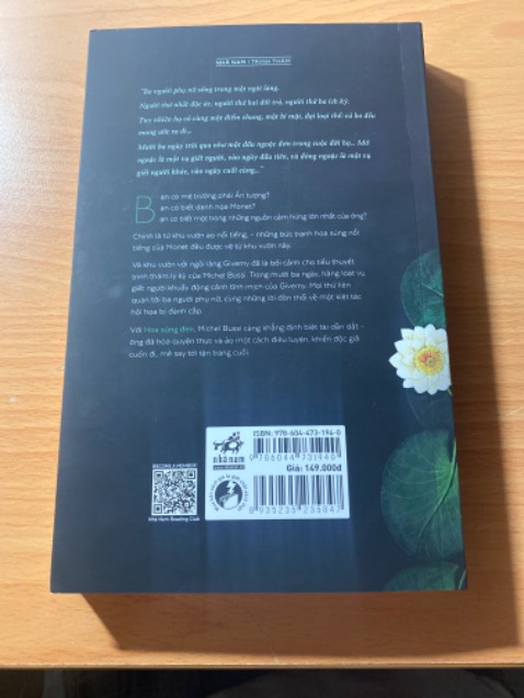 Sách được giao đến hẹn và anh shipper cũng rất thân thiện, niềm nở.
Về phần sách, sách rất đẹp và chất lượng. Tuy mặt sau của sách hơi bị xước một tí nhưng nhìn chung nó không làm ảnh hưởng quá nhiều đến thẩm mĩ của sách. 
Tổng kết thì sách rất chất lượng và rất đáng tiền.