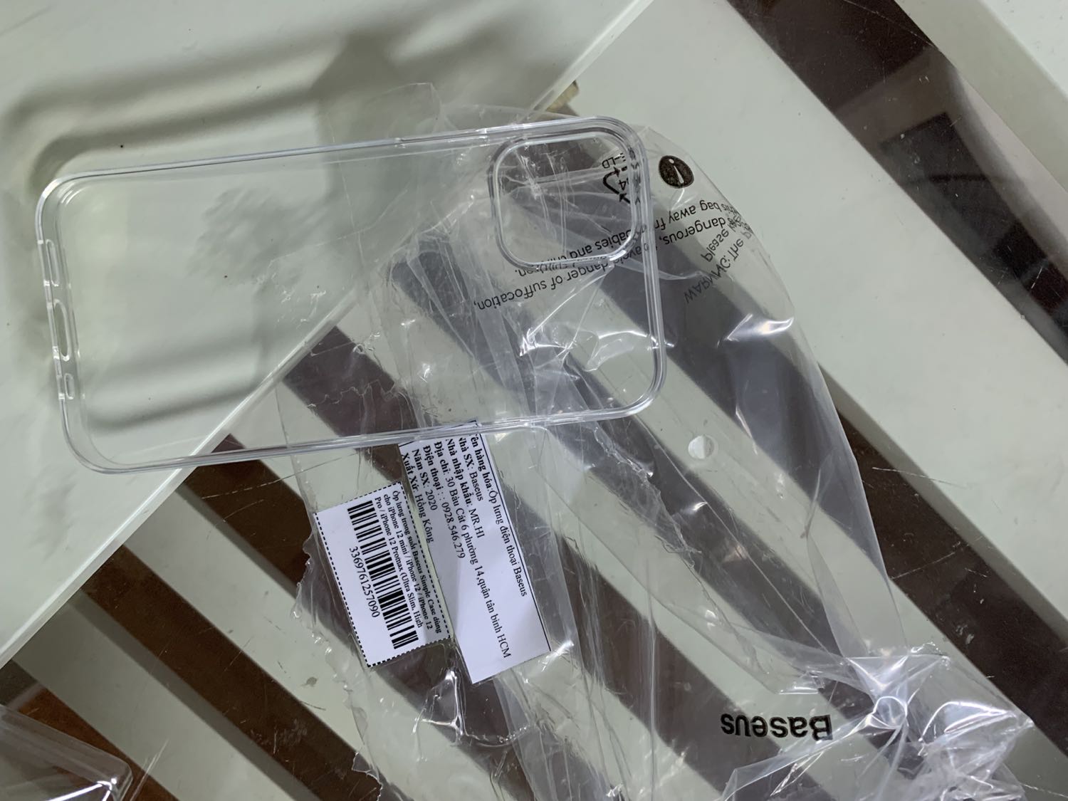 Đặt rõ ốp lưng cho ip X pro max mà nhận hàng thế này thì shop có nhầm lẫn không ạ? Ốp nhỏ xíu sao vừa???