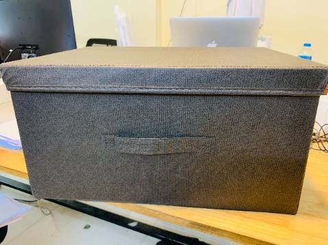 Tôi nhận cách đây 2 hôm, đánh giá review cho mọi người được biết, sản phẩm này trông thế nhưng khá lớn về dung tích, để được nhiều đồ, nhưng ko để được mấy loại có mũi nhọn, vì màng dưới đáy lớp vải không dệt, nên dễ gây bục. hộp vuông vắn, đơn giản nhưng thẩm mỹ, nhìn sang nên về kiểu dáng, tôi thấy không có vấn đề. 

Đã từng mua loại TD này, nhưng loại không có nắp, hoặc nắp gập gọn vào; lần này mua thử loại nắp rời xem sao; vì tôi đặt nhiều đô nữa, nên Tiki vận chuyển đóng gói khá chắc chắn và bọc các thứ, tránh mưa ướt nên yên tâm. tuy nhiên vì nắp của tủ vải này to hơn hẳn, nên khi bị đè xuống thì bẹp 1 chút cái cạnh dài làm cho sản phẩm mất độ tinh xảo, nhưng khi dựng lên thì lại bình thường, không vấn đề gì nữa cả. ==> chất lượng khá tốt, tôi nghĩ vậy!! Nói chung ko có lỗi gì, có 1 chút lỗi về giao hàng thôi, cái này do Tiki nên sẽ thông cảm đc!! Cảm ơn shop, mong có sp tốt tiếp để còn ủng hộ.