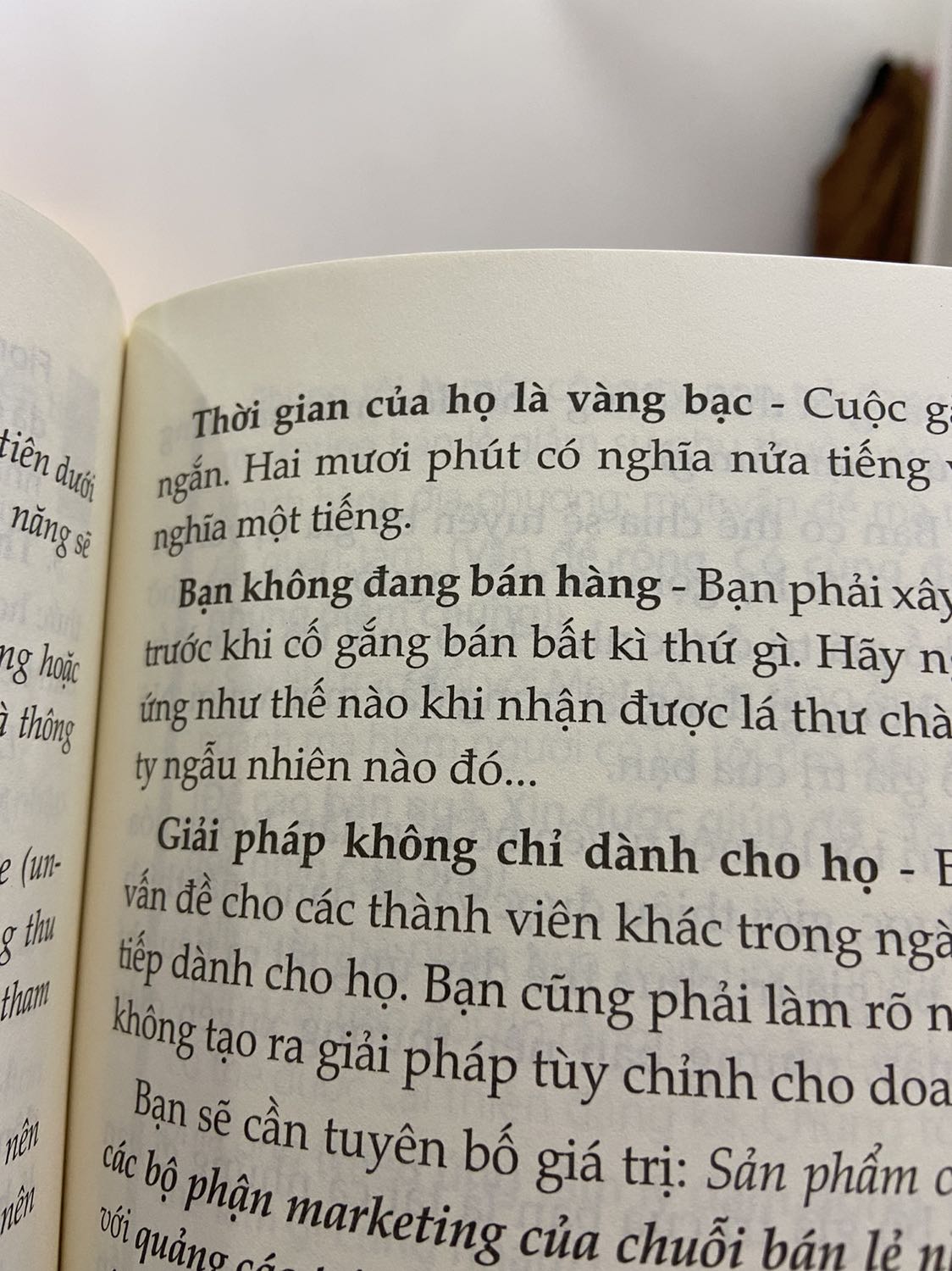 Cho 1 sao về người dịch cuốn sách này. Sinh viên đang học tiếng Anh , dịch tối nghĩa thực sự. 
Khuyến cáo nên đọc bản gốc. 
Ví dụ: " Bạn không đang bán hàng"
Font chữ để quá to, chắc cho người già đọc ko cần kính