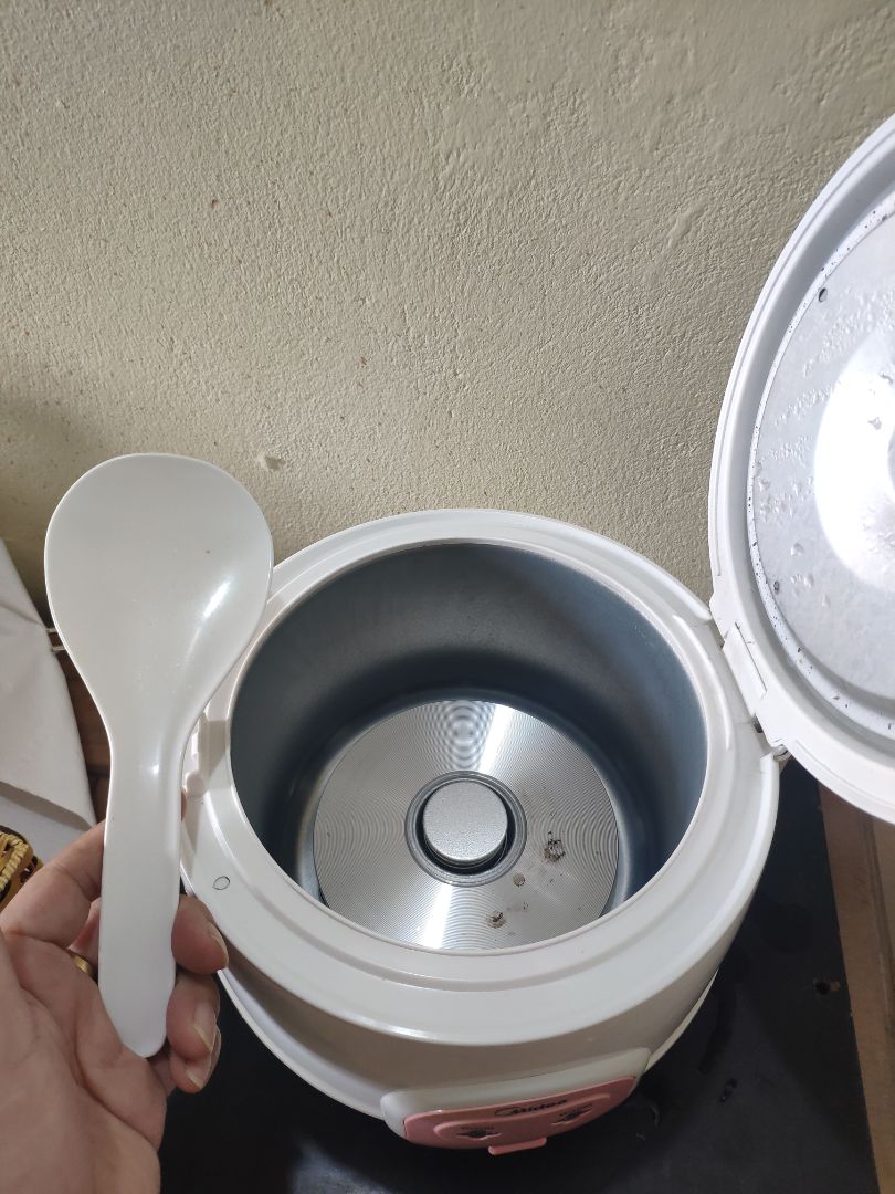 Tương đối hài lòng: Nhìn xinh, nhỏ gọn, nhẹ nhàng, nấu được đầy ắp mà ko bị sượng, cơm chín đều, nhanh...
Chỉ có một lỗi : hơi cháy cơm ở đáy nồi và lõi nồi hơi mỏng. Mình mua tiki : 455k cả ship.