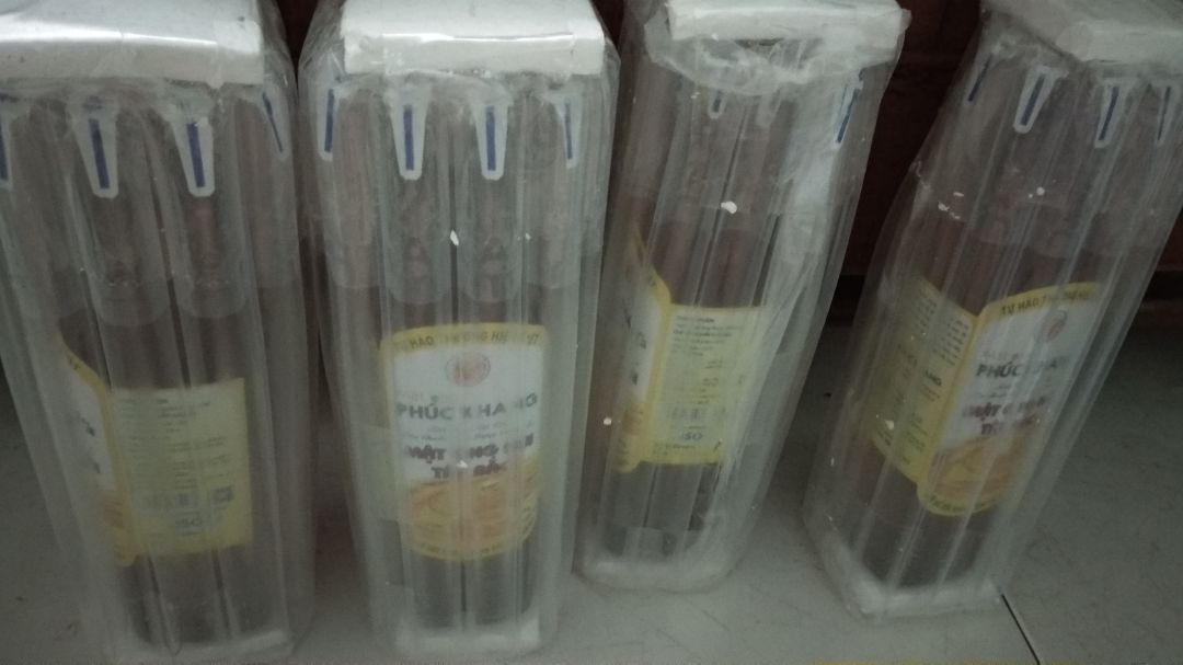 Giao hàng nhanh hơn lịch thông báo. đóng gói rất cẩn thận. Còn được tặng trà sâm nữa. Tuy nhiên góp ý nắp chai mật ong quá khó mở, vặn ra được, mạnh tay sẽ bị móp luôn. Nếu được, góp ý cải tiến nắp chai sẽ hoàn hảo.