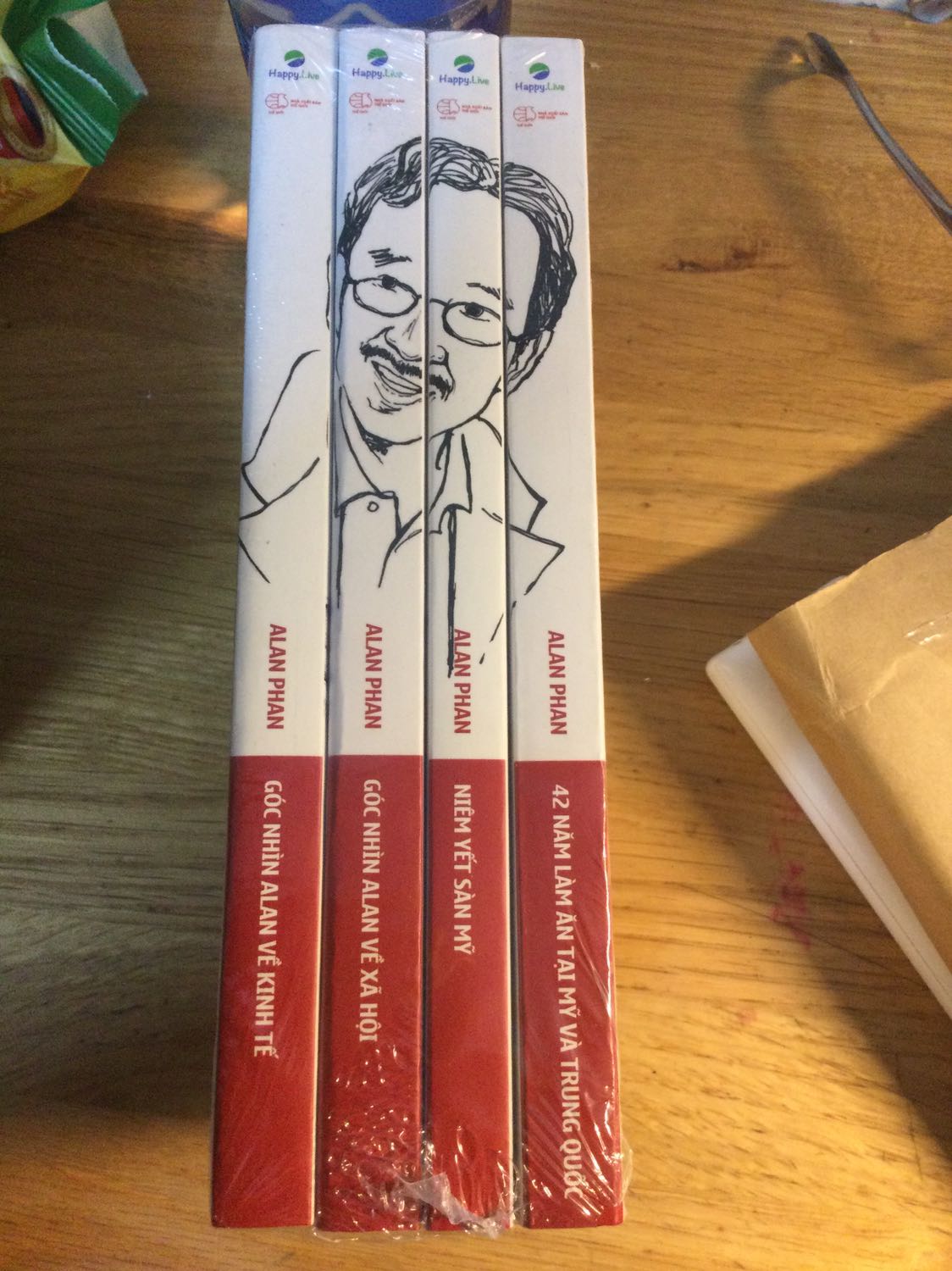 Thật sự rất cảm ơn người giao hàng ạ, vì nhà em có họ hàng bên nước ngoài mà kiếm quyển này không ra nên nhờ em đặt giúp. Em cứ sợ là không về kịp nhưng rất may là anh giao hàng đã chấp nhận lấy hàng cho kịp thời giao. Em 1 lần nữa thật sự rất cảm ơn ạ! Chất sách đẹp, bìa nhìn rất xịn nha, không hề có vấn đề gì về mặt hàng cả! Sẽ ủng hộ shop tiếp nếu có cơ hội ạ!