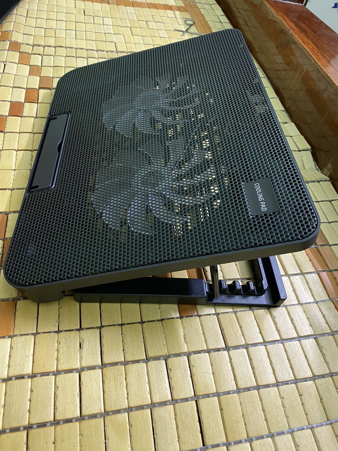 Bao gói cẩn thận, giao hàng nhanh. Chất lượng sản phẩm chỗ khớp nối chỉ là nhựa, cảm giác hơi lỏng lẻo nhưng sử dụng ổn so với giá tiền. Quạt làm mát giúp đẩy gió dưới đáy vào laptop, cải thiện giải nhiệt đôi chút. Thích hợp sử dụng cho văn phòng có máy lạnh. Chống để dựng máy lên hơi ngắn, phải chi dài ra thêm 10cm thì hoàn hảo