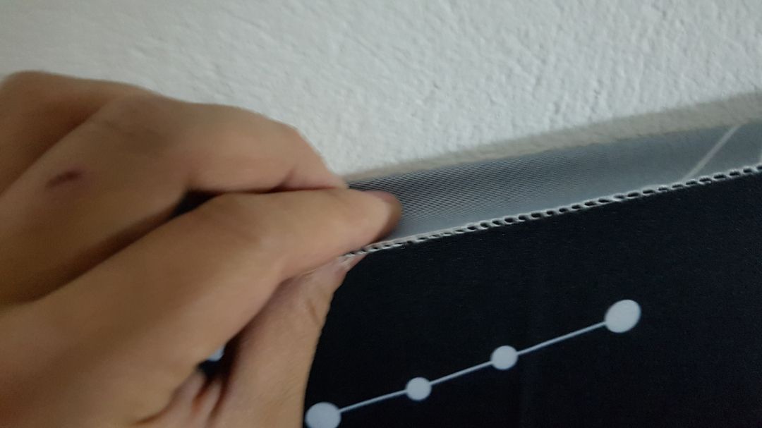 Thảm quá đẹp, vải mềm, không bị xù, mỏng nên dễ treo lên tường, ko bị nặng. Mình treo đầu giường để ngồi dựa xem phim. Treo lên khá dễ. Mình đóng đinh trực tiếp lên 4 góc thảm luôn. Mua kèm cả dây led đom đom của shop nữa. Treo cùng đẹp lung linh luôn. Lần sau có nhu cầu sẽ ủng hộ shop tiếp. Quá đẹp và chất lượng.