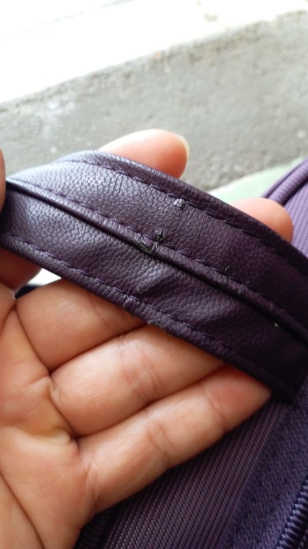 Vali và giỏ đều đẹp. Mình có 1 vali của nhãn hàng này đã dùng được cả 10 năm vẫn còn tốt, chỉ tróc viền bằng vải nhựa, nên chọn mua. Nhưng sản phẩm có quai da simili hơi tróc, nhưng chấp nhận được. Nên mua!