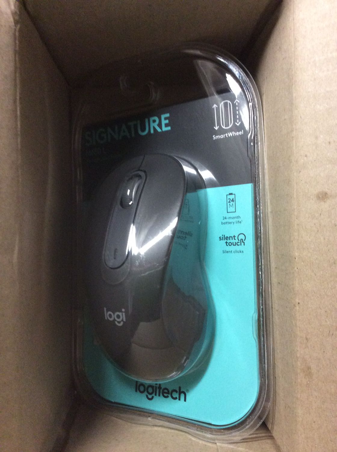 Tiki và shop giao hàng nhanh, đặt 9h sáng tới 2h chiều có hàng.
Đóng gói tốt, tình trạng sản phẩm ổn.
Chất lượng sản phẩm tuyệt vời, chuột nhạy, cầm thoải mái, tiện lợi với bluetooth và usb.
Cài thêm app option+ để tuỳ chỉnh 2 nút bên và nút trên con lăn rất tiện lợi.
Nói chung là sản phẩm tốt