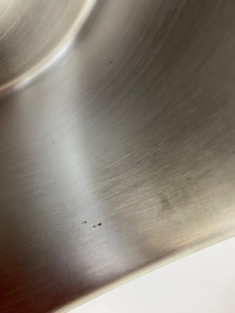 Hàng đã rỉ sét mà vẫn bán cho khách hàng. Tiki nên xem lại nhà phân phối này Hàng đã rỉ sét mà vẫn bán cho khách hàng. Tiki nên xem lại nhà phân phối này