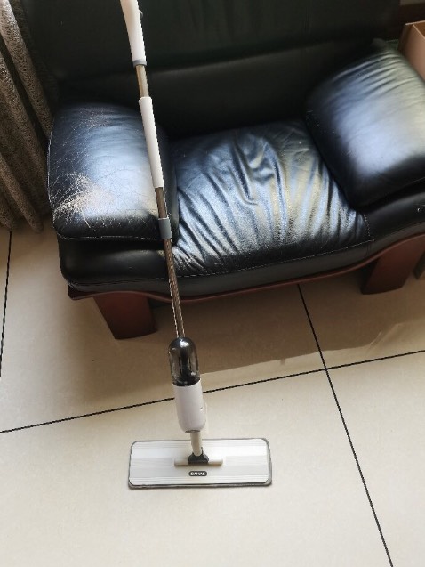 Thích cây lau nhà phun sương này từ lâu, nhưng ko dám mua vì sợ mau hỏng vì đã đọc nhiều comment của các bên mua phải hàng TQ, nhưng tình cờ thấy đc cây này hàng chính hãng thương hiệu đàng hoàng, đặt liên luôn. Dễ lắp ráp, lau sạch, nhựa cứng cáp chắc chắn, phun nước bén, rất tiện lợi