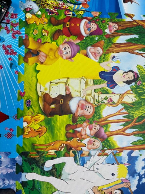 Chất liệu khá tốt, vẫn còn mùi cao su nhưng ko nhiều, chỉ có mùi ở mặt sau tấm, mình mua 4 tấm bị lỗi 2 tấm có vệt cắt, báo shop được hoàn lại tiền 2 tấm! Đáng mua trong tầm giá