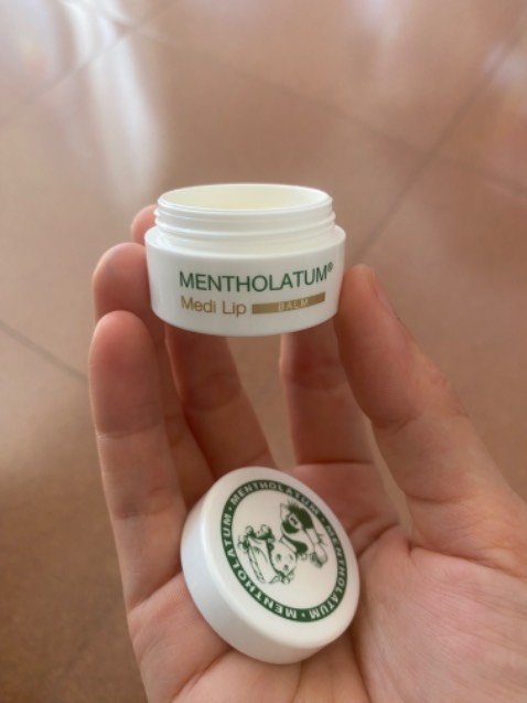 Lúc trước được tặng dùng thử, xài tốt quá nên quyết định mua tiếp, thay vì xài vaseline như thông thường. Môi mềm, tươi tắn. Dạng sáp, hộp nhỏ gọn dễ mang theo