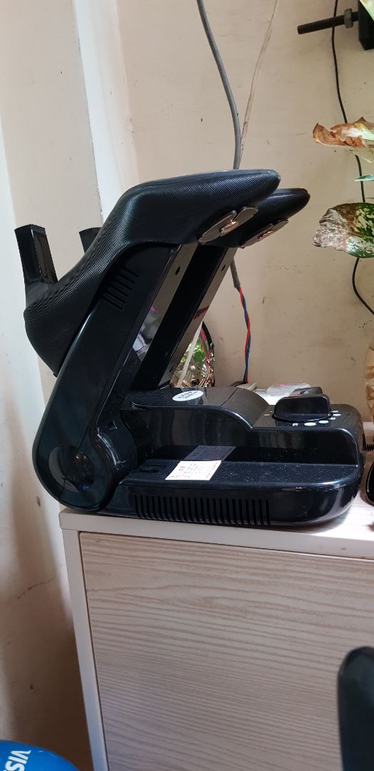 Có máy này rất tiện,về đến nhà tháo giày,máng lên máy,mở 10p,sạch khô,lần sau tự tin mang giày,ko ngại chân.Hiện xài rất ok,còn lâu dài thì chưa biết,vì mới mua