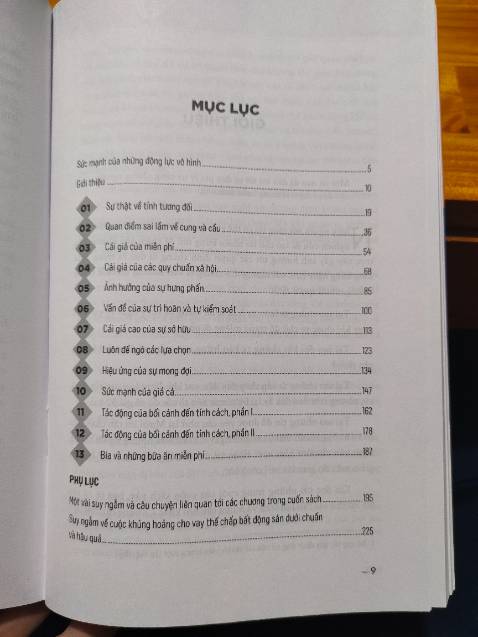 Cuốn sách rất hay về những yếu tố ảnh hưởng đến quyết định trong mỗi người. Một góc nhìn thú vị và đáng để đọc cho những ai yêu thích những điều mới mẻ.