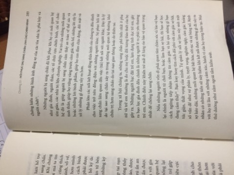 sau đây là ý kiến cá nhân:
- dù sao hiện nay sách về chủ đề này khá ít nên mn cứ tham khảo
tuy vậy, theo mk thì
- keo đóng gáy không tốt. 
- sách viết lan man và lặp lại ko thoát ý để mình vận dụng.
- các liệu pháp chỉ đc nhắc tên gọi nói qua sơ sài ko có cụ thể hay minh hoạ tường minh, muốn tìm hiểu phải tự đi mà tìm, các nghiên cứu đề cập quá ngắn. và ví dụ thiếu phong phú và cụ thể. ví dụ về cựu binh bị sang chấn sau chiến tranh là 1 ví dụ thiếu gần gũi nhg đây là ví dụ xuyên suốt cuốn sách. với mỗi một loại sang chấn có một bối cảnh và trị liệu khác nhau nên cuốn sách khó áp dụng.
- nói nhiều lan man và lại thiếu cụ thể. ít phân tích khía cạnh trên ví dụ cụ thể lắm thường chỉ nêu và nói nói chung chung nhiều lắm...
- viết dài dòng nên giá khá cao :/