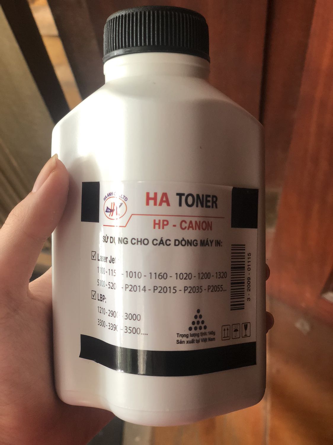 Không hài lòng:
- Không có nút ở ngoài để đưa mực vào hộp mực như hình :(( ( cho mực vào rất khó )
- Drum không vừa hộp mực chính hãng của máy.
-Mực trong hộp bằng một nửa hộp mực ( vừa mở ra)
-Bản in ra mờ.