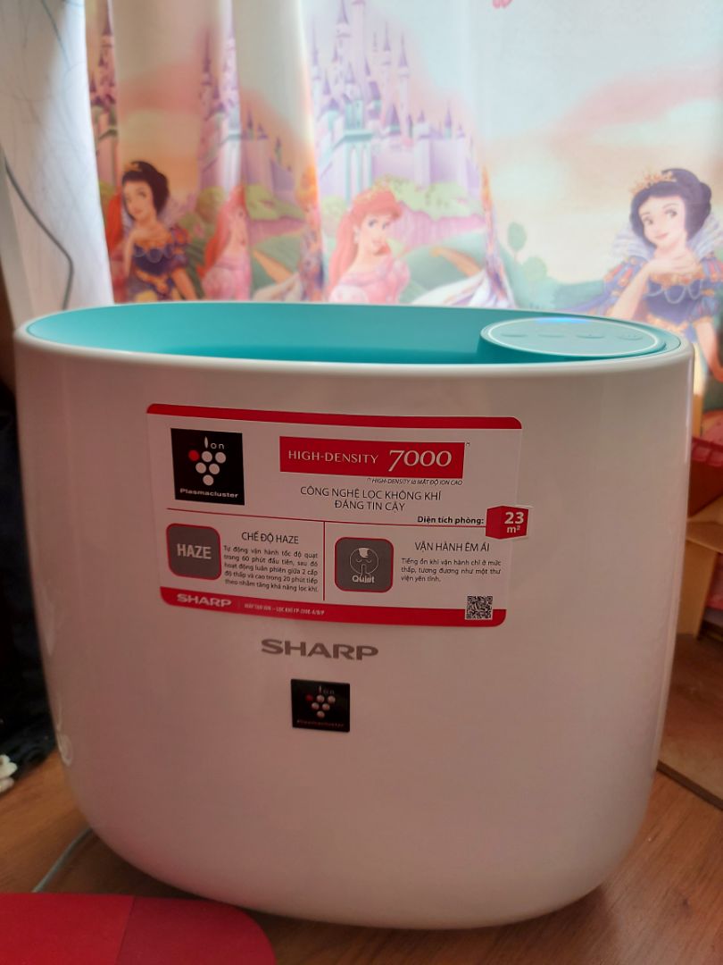 Chọn lựa rất lâu cuối cùng quyết định chọn Sharp. Máy hoạt động ổn. Không khí trong phòng kín, điều hòa liên tục thấy dễ chịu hơn so với trước, hết mùi khó chịu. Máy chạy rất êm. Mình chỉ hơi băm khoăn là lúc nào bật lên cũng thấy đèn xanh. Mà nhà mình thì khá nhiều bụi vì mặt đường. Nói chung tiki giao hàng nhanh, đóng gói cẩn thận.