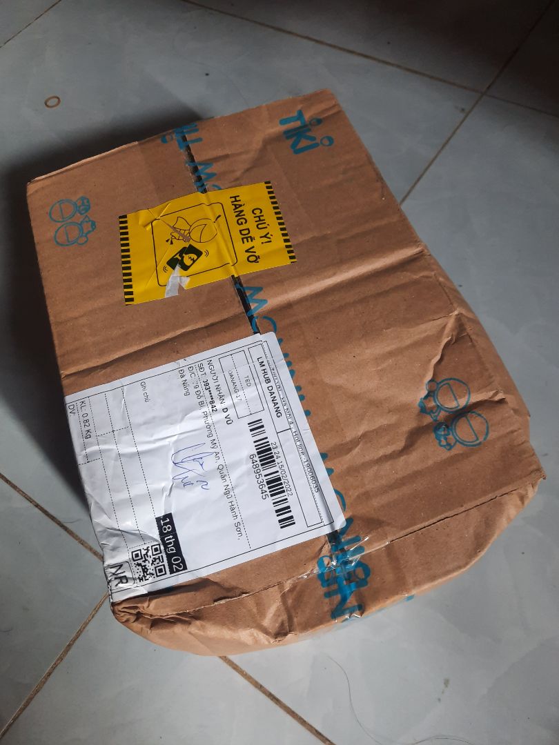 Hàng giao về bị móp 1 bên hộp. Shipper giao hàng thì thảy hộp ( cũng không mạnh lắm) xuống đất trong khi trên hộp ghi hàng dễ vỡ :) Bình oke, hơi bị mùi nhựa ám bên trong.