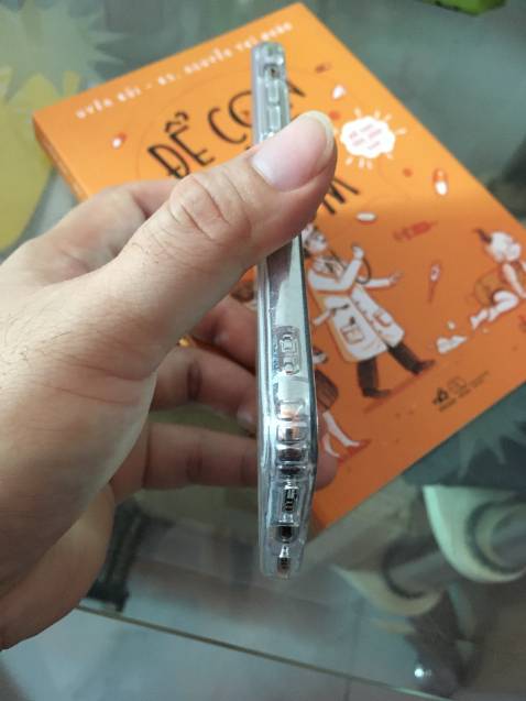 Mua được cái ốp rất ưng ý. Cảm giác bấm và cằm nắm rất sướng. Ốp nhìn chắc chắn, ôm chặt máy. Chỉ có cái là logo quả táo của iphone xs nó nằm lệch bên trên không vào được trung tâm của vòng tròn. Mà cũng chịu thui, do vòng tròn từ tính của máy nằm ở giữa. Nên vòng tròn của ốp vậy là chuẩn rồi. Cho 5* cho 1 sp chất lượng