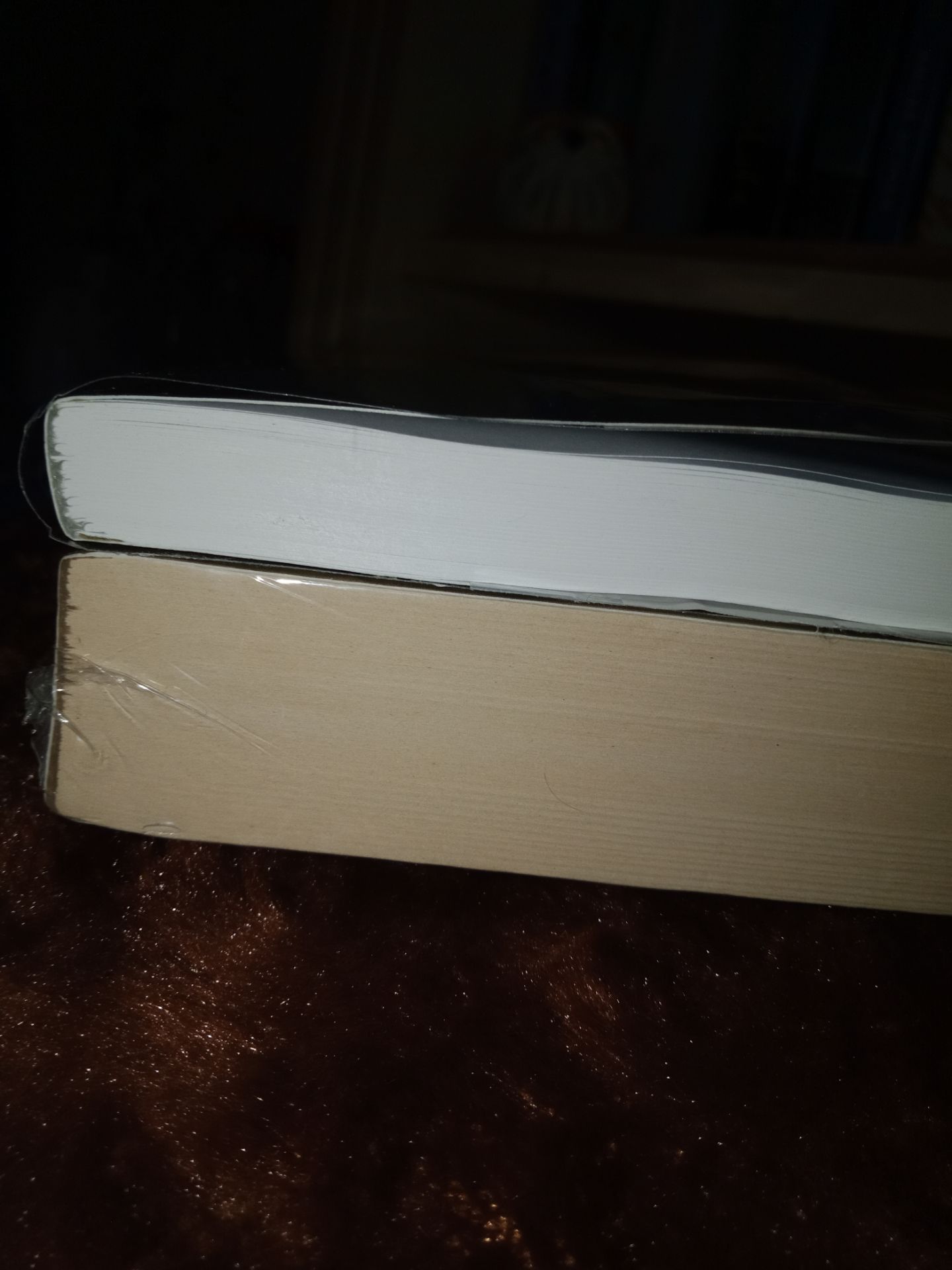 giao hàng nhanh, đóng gói cẩn thận. sách mới tinh, còn nguyên seal, có điều giấy bên trong màu trắng tinh chứ không phải giấy hơi vàng như các quyển ngoại văn khác