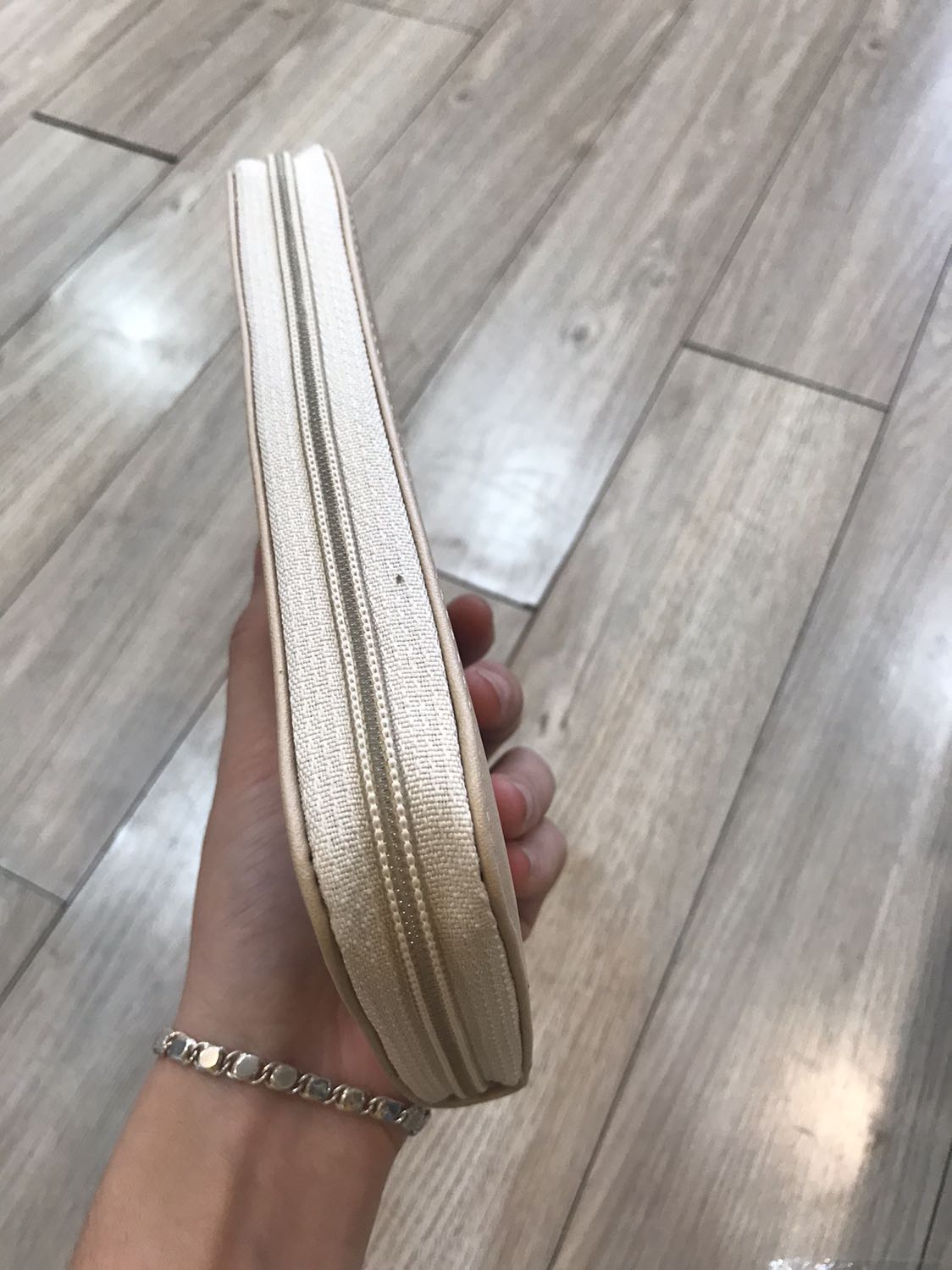 sản phẩm chất lượng cao , giá cũng mềm nữa 
đựng được thẻ với giấy tời quá tuyệt luôn ạ , 
sẽ luôn ủng hộ shop nhiều hơn ạ