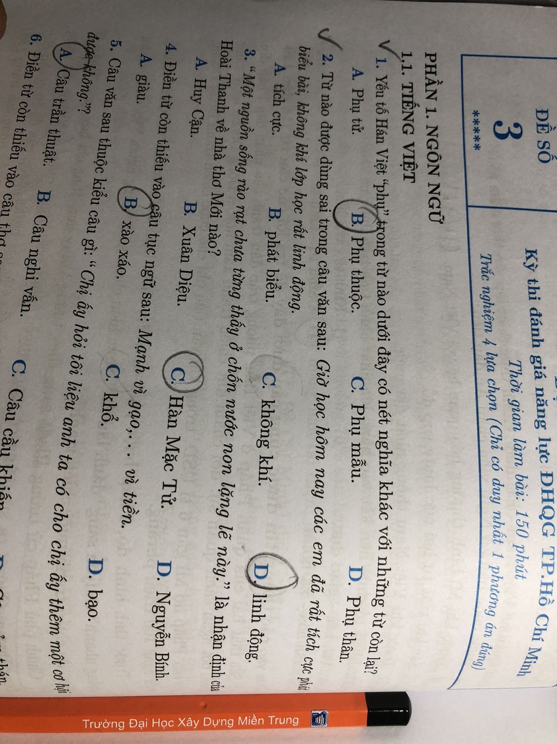 Không biết bên biên soạn làm việc như thế nào nhưng mới giải tới đề 3 thôi đã lắm câu lỗi. Đáp án trác nghiệm có sự sai lệch với đáp án trong phần giải thích, đề hỏi một câu đáp án và giải thích một ngã. Mua sách về để ôn thi với học thêm kiến thức nữa, sách sai như này thì ảnh hưởng không ít đâu ạ.
