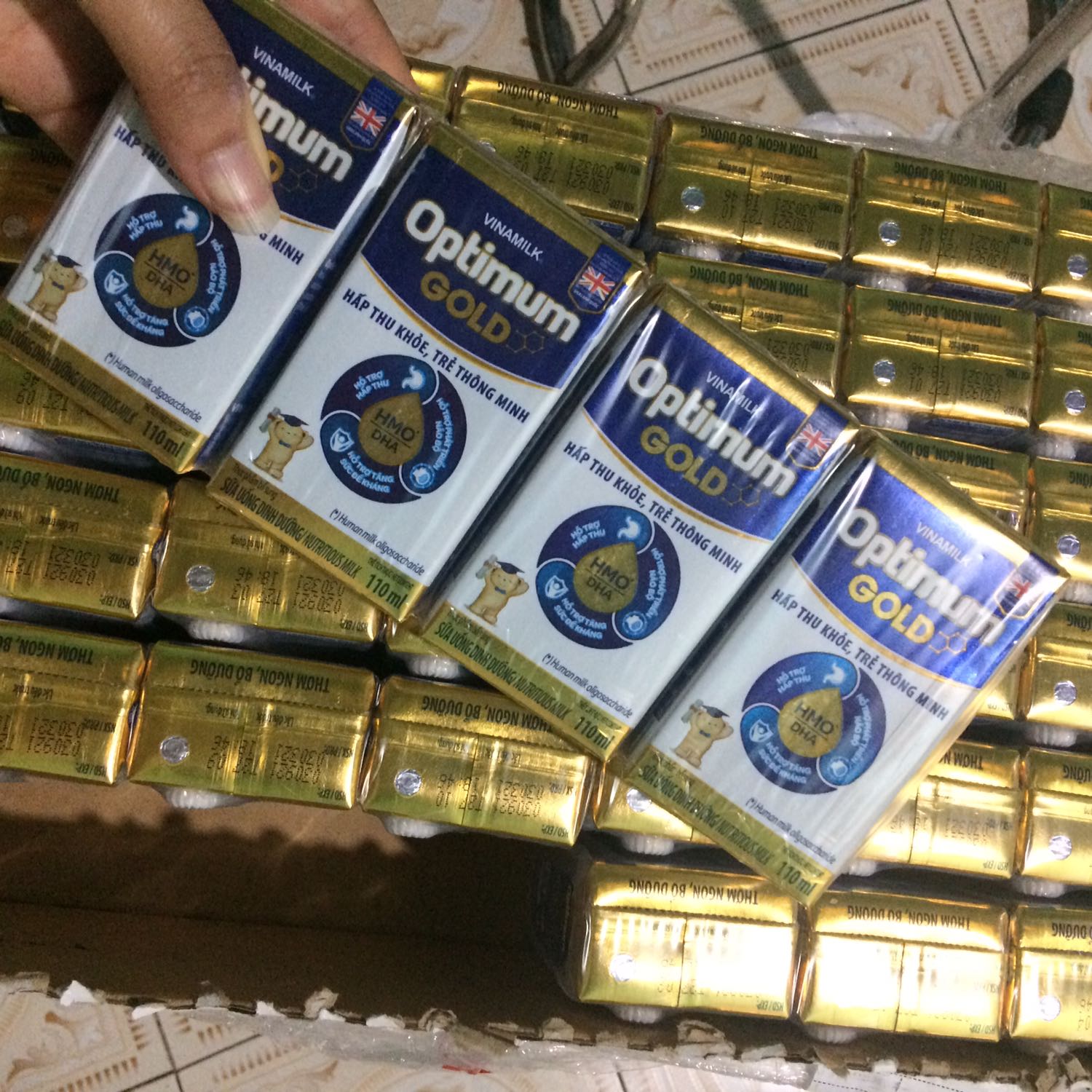 Sữa được vận chuyển giao nhanh nên khá ổn , thùng nguyên vẹn chắc chắn , sản phẩm chính hãng . Điểm trừ là sản phẩm có hạn sử dụng date không mới lắm 3/3/2021 đến 3/9/2021 nhưng vẫn ổn áp ! Sữa được vận chuyển giao nhanh nên khá ổn , thùng nguyên vẹn chắc chắn , sản phẩm chính hãng . Điểm trừ là sản phẩm có hạn sử dụng date không mới lắm 3/3/2021 đến 3/9/2021 nhưng vẫn ổn áp !