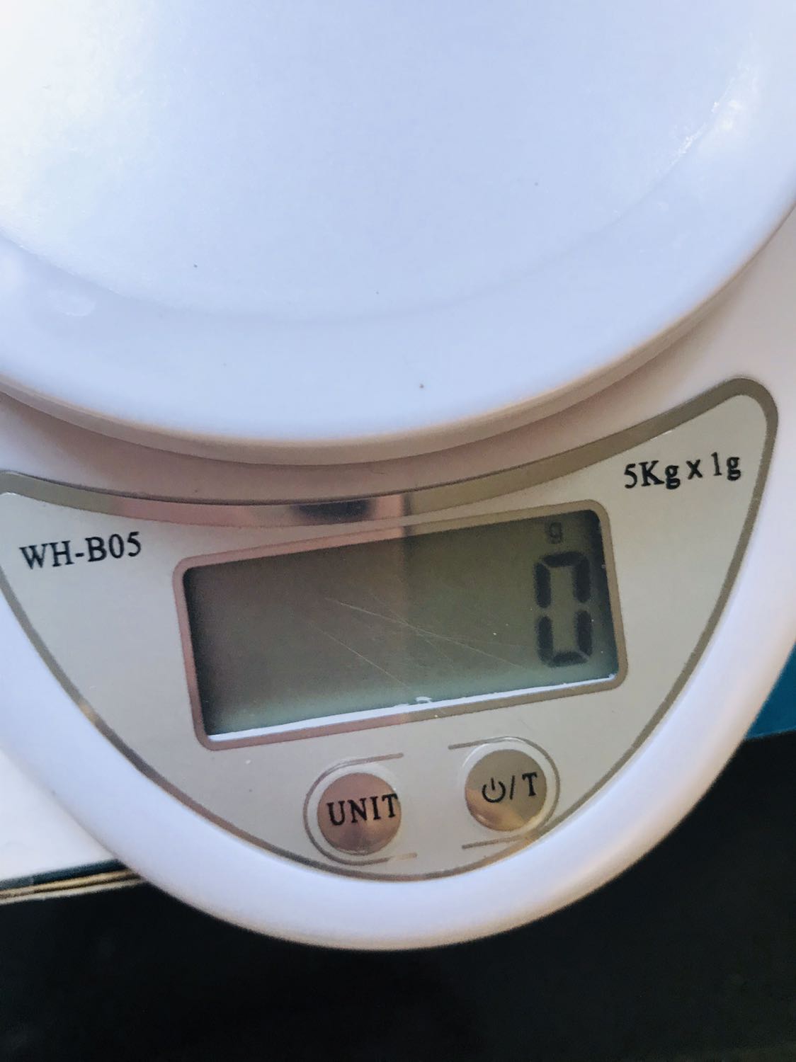 mới nhận hàng xong,sp có vẻ cũ,trầy,đáng lí ko mua mà mấy bạn đánh giá tốt qá nên mua về cân thử,cân sai tùm lum,hơn hẳn 20gam, và ko thể chỉnh gì đc,mặt cân thì trầy trụa,thất vọng về lần đặt hàng này