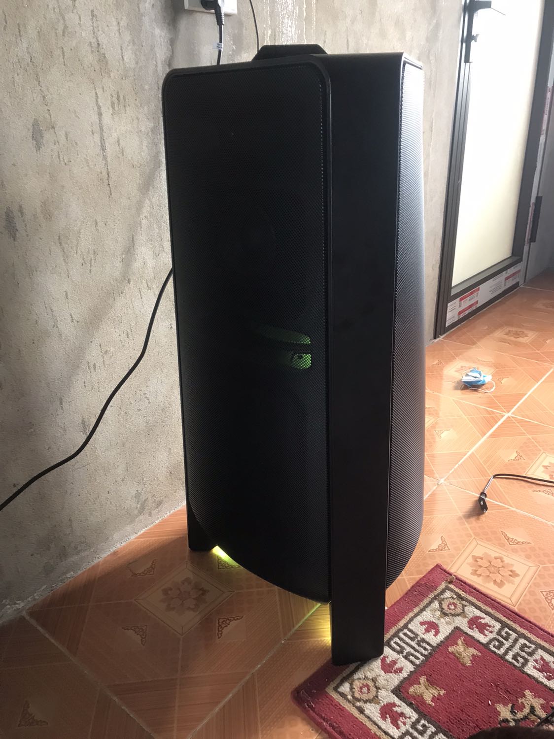 Sản phẩm chất lượng cực tốt nhạc nghe hay rất đằm tiếng đỉnh của đỉnh tuy nhiên hơi buồn sản phẩm k kèm theo mic để hát karaoke