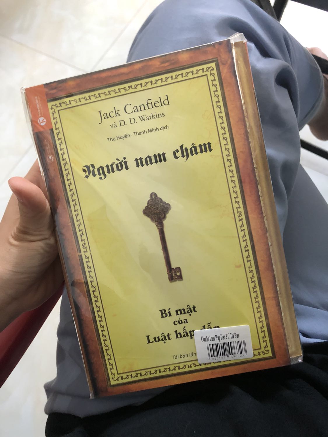 Mình mới đặt lúc tối thì sáng sớm đã được Tiki giao hàng tới ạ , shop còn tặng mình cuốn note nhỏ cảm ơn dễ thương lắm , sách mới và được đóng gói rất gọn gàng sạch đẹp . Nội dung thì mình chưa đọc nên chưa đánh giá được .