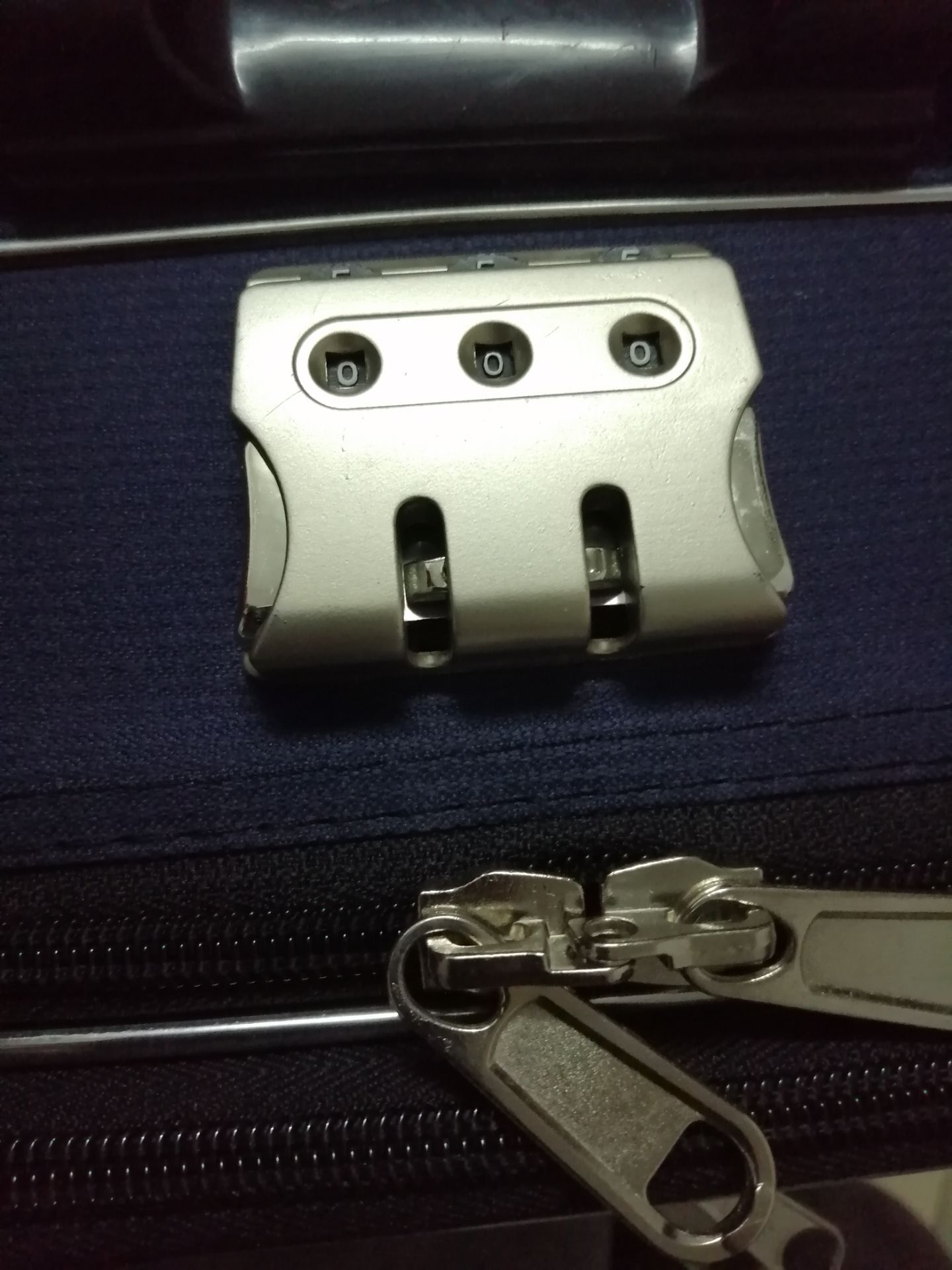 Trong quá trình vận chuyển làm hỏng mất chân kéo của vali, đề nghị hỗ trợ đổi sản phẩm