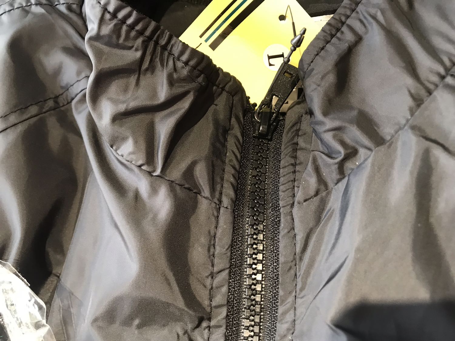 Nhận về xem ngay cái đường chỉ với khoá áo. Hài lòng k chê vào đâu được.k có miếng chỉ dư nào, màu chuẩn, ? đóng hộp đem tặng thuii Thank Shop