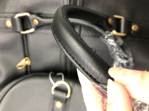 Sp hết màu yêu cầu mà không báo cho Kh, tự động giao màu khác. Có khắc phục đổi qua sp khác nhưng sp móc khoá bị oxy hoá, bung chỉ