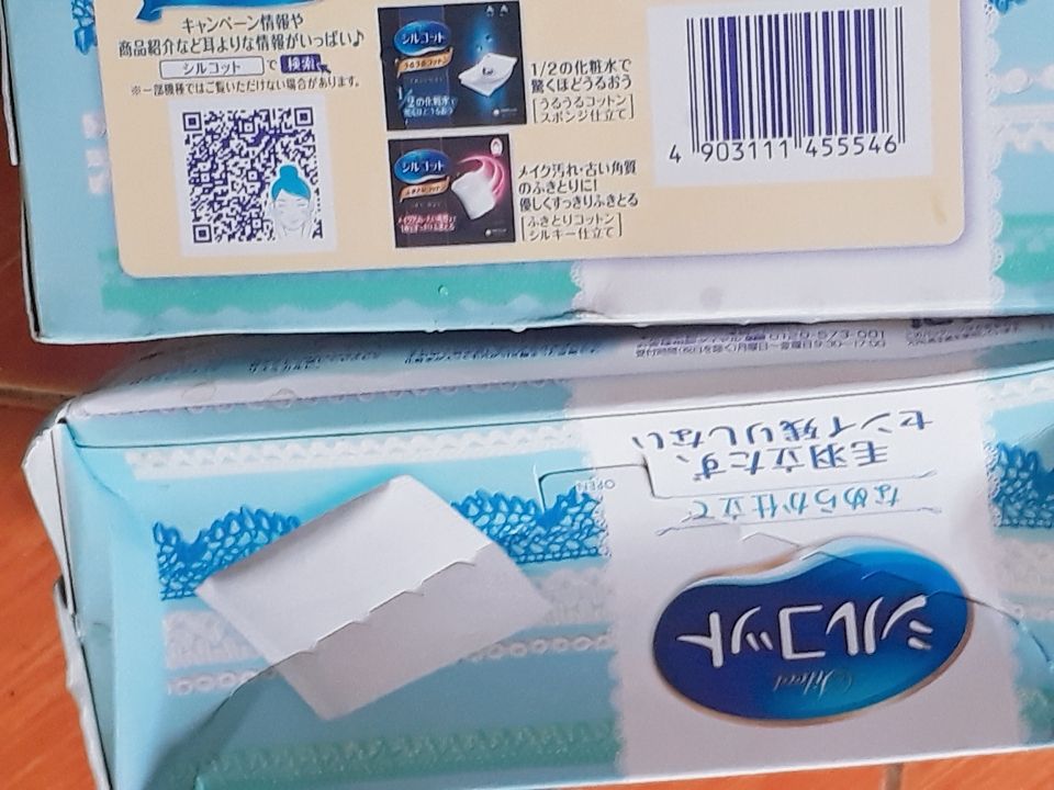 Hộp bị méo bẹp trước khi đóng gói, màu sắc của hộp nhìn hơi cũ, bông mềm, không bị xù. Do dịch nên giao hàng như vậy là ok rồi.