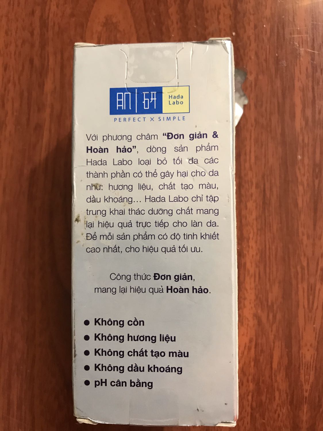 Mua sp này lần thứ 2 mà cả 2 lần nhận hàng đều có bao bì trong tình trạng nhàu nát, cáu bẩn mặc dù ngày sản xuất rất gần. Trong chai sp không gắn seal để bảo vệ sp bên trong. Với đk bảo quản lưu kho như thế này thì lấy gì bảo đảm sp không bị nhiễm khuẩn khi không có seal gắn kín miệng chai.