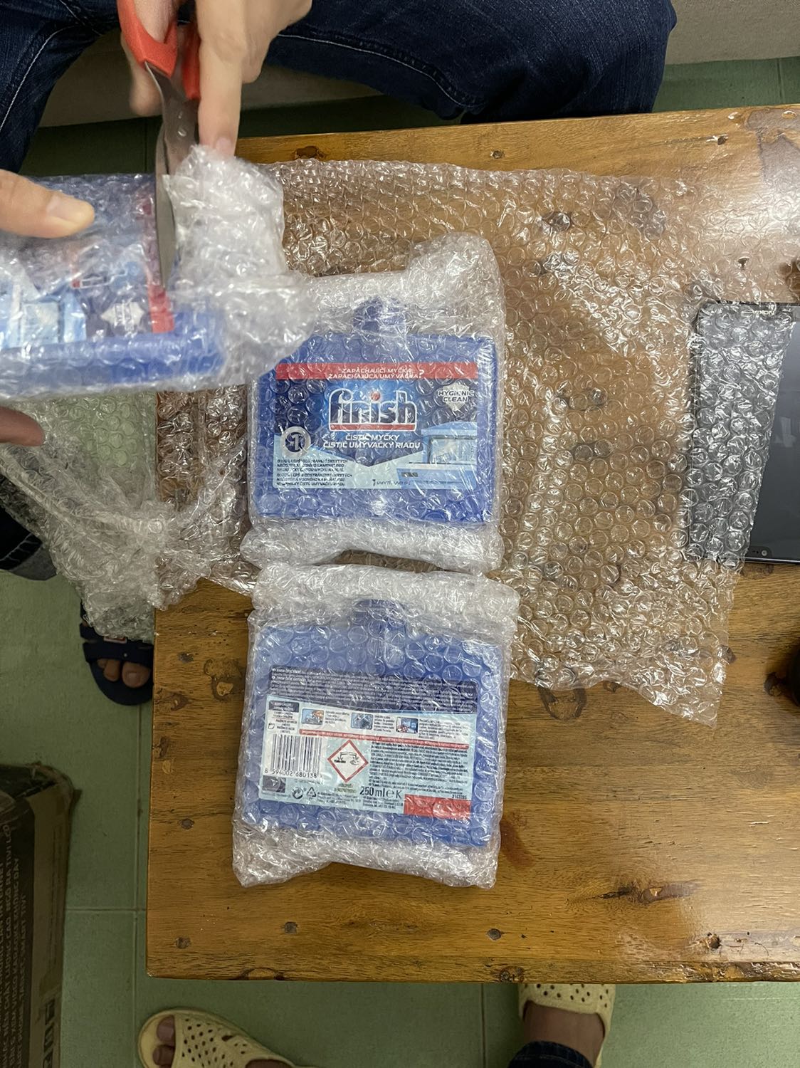 Giao hàng nhanh, sản phẩm giống mô tả, ko biết cho vào rửa có sạch được máy như quảng cáo ko, thấy quảng cáo tẩy sạch lắm