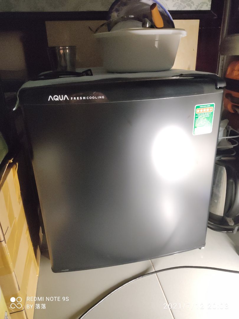 Xài cũng được. 
Hưm, ko để được nhiều kem trên ngăn đá, nhiệt độ làm đá khoảng mức 4 hoặc 5. 
Bên bảo hành dặn mình đây ko phải là tủ làm đá cho nên mỗi lần chỉ để đc 1 khay đá với 1 cây kem nhỏ thôi. 
Chủ yếu nó làm mát. 
Nên ai có ý định mua làm đá như mình thì nên mua loại size lớn hơn nha.
Hàng của Aqua xài thì ok rùi. Ko hao điện nhiều. Máy chạy tương đối êm. 
Mình cho 4 sao vì mình ko biết nó ko làm đc nhiều đá =)))) 
Nói chung là loại này xài ok.