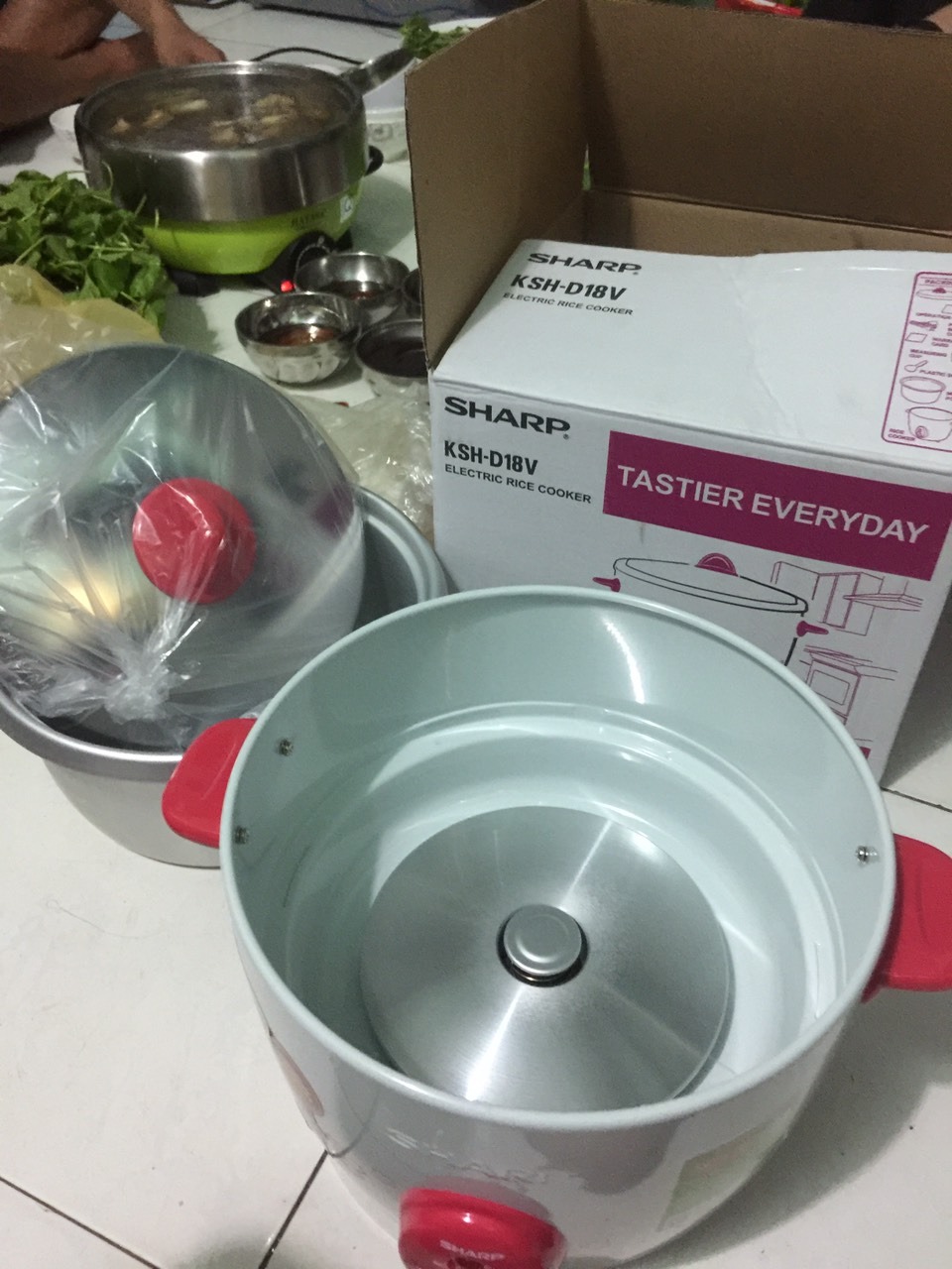 Nồi Cơm Điện Nắp Rời Sharp KSH-D18V (1.8L) - Màu Ngẫu Nhiên - Hàng chính hãng sài tốt , nấu cơm chính đều ngon từng hạt cơm, mẫu mã thiết kế đẹp  trang nhãn , sản phẩm thông dùng tiện cho mọi gia đình từ 5-6 người