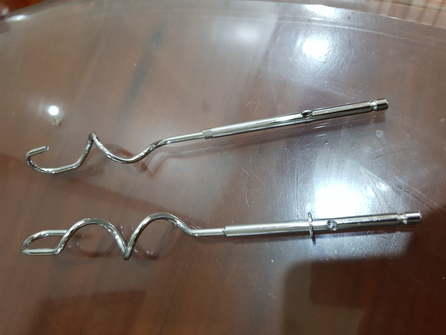 Giao hàng sớm hơn dự liến, đóng gói cẩn thận.
Sản phẩm giống như mô tả.
Que trộn  bột mình thấy có 1 comment bảo bị lỗi và đã được Tiki thu hồi. Vậy mà đến cái của mình cũng bị trường hợp tương tự. 2 que  trộn bột không giống nhau, nhưng lắp vào sử dụng vẫn được vì phần khác nhau đó không ảnh hưởng đến việc lắp đặt hay trộn bột hoặc có thể là do sản phẩm của nhà SX họ vốn dĩ làm que trộn bột như thế chứ không phải bị lỗi.
Que đánh trứng giống nhau, mình đã thử đánh bơ trứng và thành công, máy cầm vừa tay, không quá nặng, đế nhựa để khá ổn, cất đi gọn gàng.