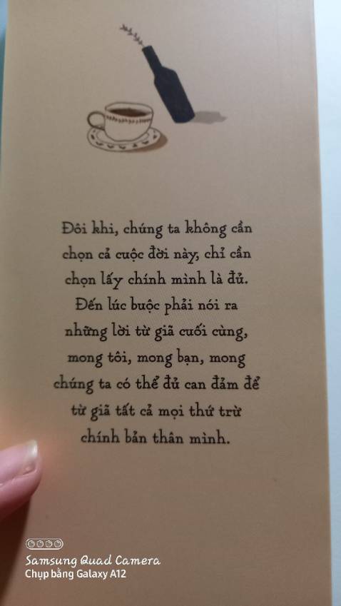 Mình sợ đọc sách self-help và yeah trong một phút nông nổi, buồn bã lướt tiki thì gặp đúng chữ:Hạnh phúc nên mua thui.cuốn sách không khiến mình thất vọng.nó khá tốt trong việc vận dụng vào văn học ấy chứ. Còn trong cuộc đời thì mình k bk như nào.