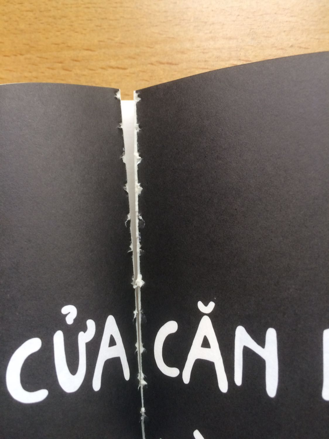 Cực kì khó chịu.
Quyển sách mua cũng không phải rẻ có bé tí bằng bàn tay thôi và mỏng thì chất lượng cũng phải ổn chứ. Đằng này vừa giở quyển sách ra đã bung bét hết r bay hết các trang.
K hiểu chất lượng in ấn kiểu gì.